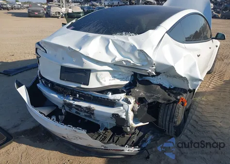 2025 Tesla Model 3 Long Range All-Wheel Drive z USA, uszkodzony, nr VIN 5YJ3E1EB5SF888425